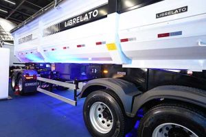 Aço inox é a grande vedete dos novos implementos rodoviários na Fenatran, maior feira de transportes da América Latina