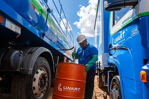 Estima-se que o maquinário utilizado no segmento consuma, anualmente no Brasil, cerca de 100 milhões de litros de óleo lubrificante.