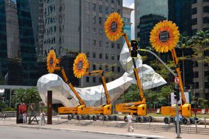 Com “girassóis gigantes”, Mills leva segurança em altura à Faria Lima, em intervenção urbana da Virada Sustentável