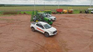 A parceria entre a Universidade do Agro e a UbyAgro está a todo vapor! Com foco em pesquisa, inovação e integração entre academia e o setor produtivo, a colaboração visa resolver problemas reais enfrentados pelos agricultores no campo, e contempla a instalação de áreas experimentais e laboratórios especializados com equipamentos de ponta na Cidade do Agro, proporcionando aos alunos a oportunidade de vivenciar na prática as demandas e soluções do mercado agro. "Essa parceria é muito importante, tendo em vista que a pesquisa embasada nos dá um posicionamento mais assertivo no campo, e ter a colaboração entre a Universidade e a empresa, trará diversos benefícios ao produtor rural. Além disso, nessa parceria teremos seis hectares irrigados por um pivô central, da também parceira da Universidade do Agro, Valmont, e um hectare de café e citrus irrigados, e a cultura de cana-de-açúcar, destinados a testes. A estrutura também contará com uma estufa de vegetação com laboratório de nematologia acoplado, fazendo com que o agronegócio esteja cada vez mais na vanguarda do mercado brasileiro", explica o Engenheiro Agrônomo e Pesquisador do Grupo UbyAgro, Matheus Ferreira. E no dia 14 de novembro, a Cidade do Agro recebeu os primeiros equipamentos, frutos da parceria. "Adquirimos um trator de 90 cavalos, uma plantadora de seis linhas da John Deere, um sulcador, uma esfiladeira e um pulverizador automatizado, que serão utilizados tanto pela UbyAgro quanto pela Universidade do Agro. Essa integração oferece aos alunos uma oportunidade única de vivenciar a pesquisa científica na prática, aprendendo mais sobre nutrição vegetal e produtos biológicos desenvolvidos em parceria entre Ubyfol e Vitales. Além de contribuir para a vanguarda do agronegócio brasileiro, essa aliança já se consolida como um sucesso, unindo duas forças significativas do setor para impulsionar a inovação e a produtividade no campo", comemora Matheus. A parceria destaca a importância da pesquisa para enfrentar desafios reais do campo e aproximar alunos das soluções práticas para o agro. "Esse é um momento de grande importância para nós. A parceria com uma empresa do porte da Ubyfol representa uma oportunidade valiosa de desenvolvermos pesquisas aplicadas que solucionem problemas reais enfrentados pelos produtores no campo. Embora a pesquisa básica seja igualmente relevante, acreditamos que a pesquisa aplicada desempenha um papel fundamental. Por isso, estamos envolvendo nossos alunos nessa parceria entre a academia e a empresa, com o objetivo de abordar desafios concretos do agricultor em praticamente todas as culturas, sejam elas anuais ou perenes", pontua o Pró-Reitor de Pesquisa, Pós-graduação e Extensão da Uniube, André Fernandes. "A importância da participação das empresas na Cidade do Agro materializa na prática o nosso projeto acadêmico. Um projeto conectado com a trabalhabilidade, proporcionando aos nossos alunos eles a oportunidade de vivenciarem situações práticas, situações problemas, desafios das empresas dentro de um campus dedicado ao agronegócio e que trará sempre essas provocações para os nossos acadêmicos", finaliza o diretor da Universidade do Agro, Flávio Sartori. Clique aqui e confira a chegada dos primeiros equipamentos na Cidade do Agro.