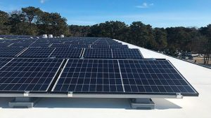 Com o lançamento dos módulos solares de 585 watts, empresa oferece tecnologia com eficiência de 22,65% e prevê aumento nos pedidos de consumidores que buscam maximizar a geração própria em residências e empresas Novembro de 2024 – A Elgin, fabricante e distribuidora de equipamentos fotovoltaicos e provedora de soluções nas áreas de climatização, refrigeração, bens de consumo e automação comercial, acaba de trazer ao mercado brasileiro o painel solar de 585 watts (W), com eficiência de 22,65% no nível de geração em telhados. A aposta da companhia é ampliar os projetos fotovoltaicos junto aos consumidores residenciais e empresariais que buscam maximizar a geração e melhorar o tempo de retorno do investimento.