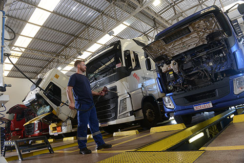 Volvo celebra na Fenatran a marca de 50 mil Planos de Serviço ativos, cobrindo 90% das entregas da marca