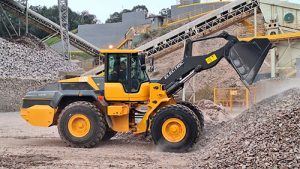 Volvo CE realiza testes com nova carregadeira L120 Electric em clientes