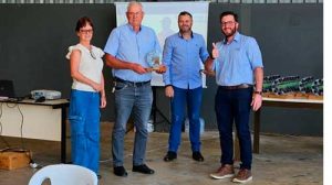 Cooperados da Frísia recebem troféu do programa Fazenda Sustentável