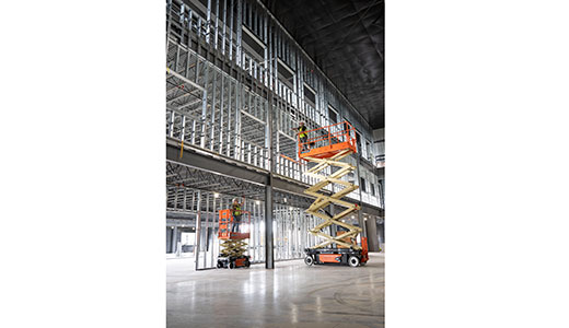 A JLG apresenta novos recursos para plataformas tipo tesouras elétricas, plataformas elevatórias verticais e coletores de estoque