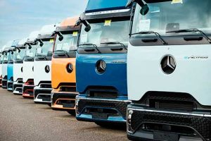 Mercedes-Benz Trucks entrega os primeiros caminhões elétricos eActros 600 de produção em série para clientes na Alemanha