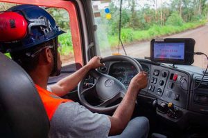 Minerion integra o WhatsApp ao seu sistema ERP e promove “revolução” na logística da mineração Caminhoneiros marcam dia e hora para o carregamento e colocam fim às imensas filas de veículos na porta dos pátios de expedição das mineradoras. Desde maio deste ano, os 200 caminhoneiros que fazem o carregamento diário na mineradora Calcário Terra Branca, na cidade de Vila Propício, a 230 km de Goiânia, chegam no pátio de expedição com hora marcada pelo WhatsApp. Dessa forma, não enfrentam mais as filas de quase 24 horas que antes se estendiam por até três quilômetros até a entrada da cidade, atrapalhando a vida da comunidade. “Hoje eles esperam no máximo uma hora e a operação de carregamento dura cerca de 10 minutos, incluindo a emissão da nota fiscal de transporte”, diz Gabriel Amorim Silva, analista de TI da Terra Branca. Na mineradora Calbrax, de Guarani de Goiás, a 500 km de Goiânia, cerca de 50 caminhões por dia também realizam o carregamento agendado por WhatsApp. “Temos mais segurança na operação e nossos clientes ganharam em previsibilidade de entrega: eles fazem o pedido e sabem que vão receber no prazo combinado”, diz Helena Maria Carvalho Vianna da Costa, diretora executiva da Calbrax. “Isso é importante porque melhora a gestão da logística, que tem um peso enorme no custo do produto para nossos clientes”, avalia ela. Facilidade de uso O agendamento de carga por WhatsApp foi desenvolvido pela Minerion, de Minas Gerais, e funciona integrado ao ERP especializado na indústria da mineração desenvolvido pela empresa que é utilizado por mais de 350 mineradoras no Brasil, entre elas a Calcário Terra Branca e a Calbrax. “Quando o agendamento é feito, o sistema identifica o caminhão e sua capacidade de carga, registra o volume, dá baixa no estoque e faz o alinhamento financeiro e contábil”, explica a diretora Helena Maria, da Calbrax. “E quando o motorista passa na balança de saída a nota fiscal de carregamento é emitida rapidamente”, comenta ela. “Trabalhamos em turnos de 14 horas e carregamos e despachamos um caminhão a cada 4 minutos”, confirma Gabriel Amorim Silva, da Calcário Terra Branca. “O sistema funciona porque é simples e os motoristas não têm dificuldade de operá-lo”, observa Helena Maria. Usando o WhatsApp, o caminhoneiro realiza o cadastro inicial completo, informando nome, placa e capacidade de carga do veículo, entre outros dados. Depois disso, ele precisa apenas enviar mensagem com o número do pedido que deseja agendar: o sistema exibe as janelas de carregamento disponíveis, o motorista escolhe o dia e horário que melhor se encaixam na sua agenda e comparece no dia e horário marcados para realizar o carregamento.