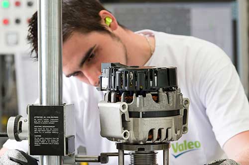 Valeo celebra 50 anos de Brasil na vanguarda da tecnologia da mobilidade sustentável 