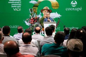 Governador de Minas Gerais enaltece trabalho dos cafeicultores em visita à Cooxupé