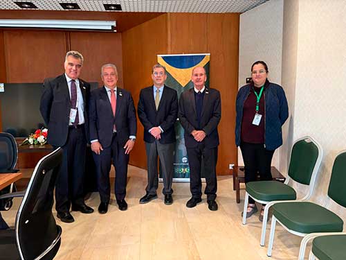 As perspectivas de projetos minerais envolvendo parcerias entre o Brasil e a Arábia Saudita, com foco nos minerais críticos e estratégicos para a transição energética, foram discutidas durante uma reunião entre o vice-presidente do Instituto Brasileiro de Mineração (IBRAM), Fernando Azevedo e Silva, e o embaixador do Brasil naquele país árabe, Sérgio Bath. O encontro, que ocorreu em Riad, capital da Arábia Saudita, também contou com a presença da ministra conselheira, Helena Eloy, e dos diretores do IBRAM, Rinaldo Mancin, de Relações Institucionais, e Paulo Henrique Soares, de Comunicação. Segundo Fernando Azevedo e Silva, o Brasil se destaca como um fornecedor- chave de minerais essenciais para as economias globais, enquanto a Arábia Saudita, com sua crescente demanda por esses recursos para o desenvolvimento de tecnologias avançadas, como baterias e energias renováveis, se apresenta como um mercado promissor. O vice-presidente do IBRAM acredita que a colaboração entre os dois países pode fortalecer cadeias produtivas e garantir a segurança e sustentabilidade no fornecimento desses materiais vitais, gerando benefícios mútuos em termos de inovação tecnológica, diversificação econômica e crescimento sustentável. Azevedo e Silva ressalta ainda o interesse da Arábia Saudita em diversificar sua matriz econômica, tradicionalmente centrada no petróleo, e expandir a área de mineração. "Há um grande desejo das mineradoras brasileiras em buscar financiamento, e essa atividade exige elevados recursos financeiros, o que posiciona os árabes como potenciais parceiros financeiros estratégicos", conclui o vice-presidente do IBRAM. Durante o encontro também foi feito o convite para o ministro e sua equipe participarem da próxima EXPOSIBRAM 2025 – Mineração do Brasil | Expo & Congresso 2025, que ocorrerá em Salvador, Bahia, entre os dias 28 a 30 de outubro. Leia mais: IBRAM destaca desafios e estratégias para promover a mineração brasileira no Future Minerals Forum 2025 IBRAM e autoridades de 85 países discutem oportunidades de negócios e de cooperação em mineração no FMF, em Riad IBRAM promove jantar com empresários e autoridades