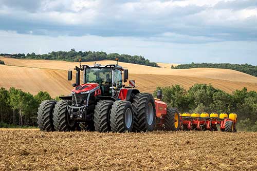  Massey Ferguson comemora grande vitória com o MF 9S.425 Dyna-VT Exclusive na AGROmashEXPO
