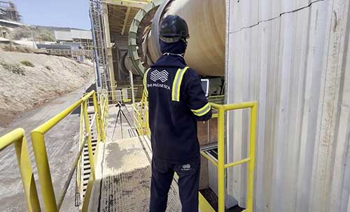 Tecnologia permite uma avaliação mecânica detalhada para manutenção preventiva, aumento da performance e durabilidade da virola dos fornos rotativos, além de otimizar o desempenho do revestimento refratário A RHI Magnesita, líder global em refratários, está lançando o MKA (Mechanical Kiln Audit), tecnologia que permite a avaliação da condição mecânica do forno rotativo, possibilitando que especialistas realizem uma análise precisa sobre a influência deste componente no desgaste de refratários. Esse processo viabiliza paradas e manutenções baseadas em dados concretos, evitando ações não planejadas e contribuindo para uma maior segurança e durabilidade do forno rotativo. Com uma durabilidade média de 50 anos, os fornos rotativos sofrem, ao longo de sua vida útil, diversas deformações devido às altas temperaturas e ao volume de cargas, resultando em uma menor vida útil. “Com as inspeções mecânicas proporcionadas pelo MKA, é possível detectar as condições reais de operação do forno e tomar ações corretivas, com base em dados, o que garante maior precisão, consistência e eficiência operacional”, afirma Marcio Geraldo Oliveira, especialista técnico da RHI Magnesita. Com 10 fornos rotativos próprios em operação ao redor do mundo, a empresa combina seu vasto conhecimento do equipamento com outras ferramentas que permitem precisão nessa avaliação. Na prática, especialistas realizam testes de ovalidade, bem como a avaliação de deformação de carcaça ao longo de todo o comprimento. Durante essa análise, também podem ser exibidos as deformações permanentes e desvios de excentricidade. “Auditorias regulares de fornos mecânicos ajudam a otimizar a produção e evitar paradas não planejadas a longo prazo”, complementa Oliveira, destacando que o MKA pode detectar precocemente problemas futuros, permitindo uma manutenção preventiva econômica já na próxima parada. Outra vantagem da Auditoria Mecânica do Forno é sua adaptação às necessidades de cada cliente. A cada manutenção, especialistas da RHI Magnesita podem recomendar com maior assertividade o tipo de refratário, formato e métodos de instalação que promovam uma maior vida útil dos materiais. “Com o MKA, aumentamos o nosso portfólio de soluções para o gerenciamento da performance de refratários nos processos industriais, reforçando nosso compromisso com a excelência operacional e a inovação. Queremos apoiar nossos parceiros na otimização de seus processos e na extensão da vida útil de seus equipamentos," afirma Marcio Geraldo Oliveira. 