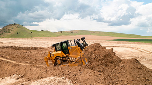 O trator de esteira Cat® D8 de última geração conta com uma interface e controles em comum com outros modelos de trator de esteira Cat, além de uma transmissão totalmente automática e comprovada