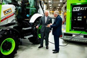 REI CHARLES III CONHECE O FUTURO DA TRANSIÇÃO ENERGÉTICA NA CELEBRAÇÃO DOS 80 ANOS DA JCB COM NOVO MOTOR A HIDROGÊNIO