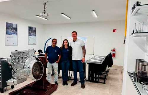Segundo Luis Lipay, Diretor Comercial da divisão de reposição do Grupo Rheinmetall, o projeto visa promover capacitação técnica a retificadores, mecânicos e vendedores técnicos de clientes, abordando as inovações e produtos por meio de vivências práticas na oficina. “Além da transferência de todo know how dos mais experientes engenheiros formados no Brasil e Alemanha, haverá muita interação e troca de aprendizado, com treinamentos que permitirão a participação e construção conjunta, como acontece no Brasil. A previsão é que o projeto Mortorservice México ganhe escala e seja ampliado por meio das 40 unidades da escola CVEDA nos diversos pontos daquele país. A inauguração acontece, hoje, no dia 27 de fevereiro, e contará com a presença de Lipay e da equipe que esteve à frente da execução do projeto, como o engenheiro Eder Gazola, Coordenador de Assistência Técnica e responsável pela área treinamento e capacitação. Sobre a Motorservice: O grupo Motorservice é a organização de vendas da Rheinmetall para todas as atividades de pós-venda em todo o mundo. Este é um dos maiores fornecedores de componentes do motor para o mercado de reposição independente. Com as marcas premium Kolbenschmidt (KS), Pierburg, bem como a marca BF, a Motorservice oferece, no comércio e na oficina, um vasto e amplo portfólio de produtos com alta qualidade aos seus clientes. Para baixar imagens, basta acessar http://versoassessoriadeimprensa.com.br/18986-2/