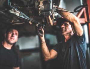 Sinais de danos nas buchas de suspensão do veículo