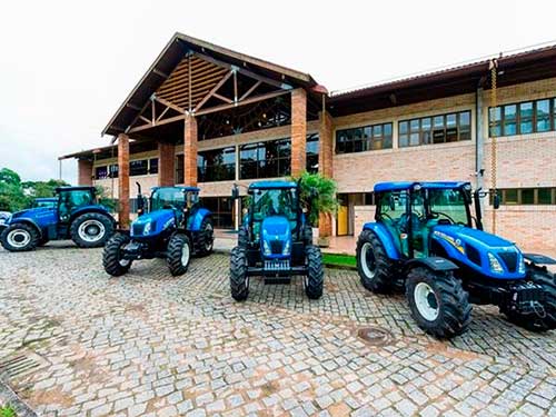 New Holland e PUCPR firmam parceria para modernizar parque de máquinas da Fazenda Experimental Gralha Azul e promover ações de capacitação