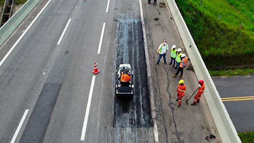 Primeiro rolo compactador elétrico no Brasil está em operação na Rodovia Carvalho Pinto.