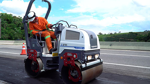 Primeiro rolo compactador elétrico no Brasil está em operação na Rodovia Carvalho Pinto.