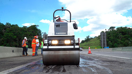 Primeiro rolo compactador elétrico no Brasil está em operação na Rodovia Carvalho Pinto.