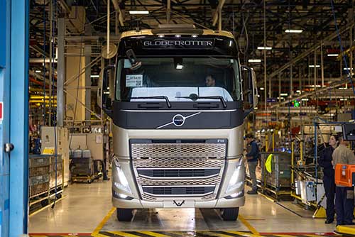 Volvo lidera novamente em caminhões pesados e expande serviços, mas vê 2025 com cautela