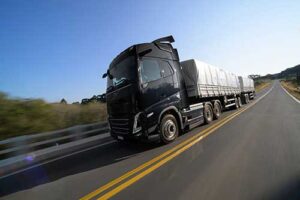 Volvo lidera novamente em caminhões pesados e expande serviços, mas vê 2025 com cautela