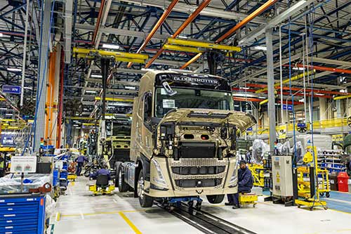 Volvo lidera novamente em caminhões pesados e expande serviços, mas vê 2025 com cautela