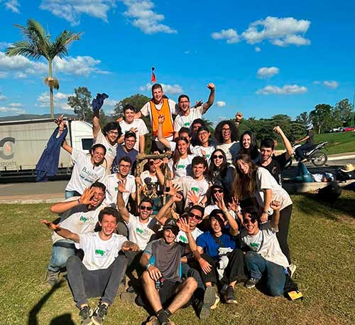 Carreiras de sucesso nascem de projetos em equipe, flexibilidade, superação e, por que não, muita graxa