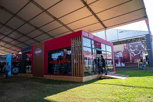 Kuhn apresenta inovação e celebra 20 anos no Brasil durante a Expodireto Cotrijal 2025