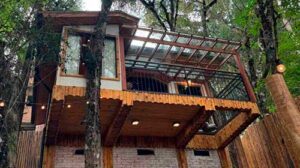 Construída com placas de aço, casa de campo em Monte Verde une sustentabilidade e estilo em meio à natureza