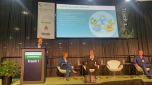 O Brasil, reconhecido como líder mundial em logística reversa de óleo lubrificante usado ou contaminado, também se destaca pelo seu grande potencial de produção de óleos básicos a partir do OLUC. Essa expertise foi evidenciada no Lubricant Expo North America 2025, um dos principais eventos do setor de óleos básicos, que aconteceu de 18 a 20 de março, em Detroit, nos Estados Unidos. Como um país de dimensões continentais e predominantemente rodoviário, o Brasil possui uma extensa frota de veículos, o que gera um grande volume de OLUC. Destacando-se por políticas ambientais sólidas que incentivam a coleta e o rerrefino desses óleos, a legislação brasileira determina que todo o OLUC deve ser coletado e destinado ao rerrefino, proibindo sua queima ou descarte inadequado. Como resultado, entre 2021 em 2023, foram coletados mais de 1.7 bilhão de litros do resíduo, resultando na produção de 1.1 milhões de litros de óleos básicos rerrefinados. No segundo dia do evento, um painel foi dedicado a esse processo industrial, explorando como a transformação de resíduos em recursos sustentáveis fortalece a economia circular e a preservação ambiental. Marcelo Murad, Diretor de Óleos Básicos da Lwart Soluções Ambientais, com mais de 20 anos de experiência em logística e engenharia, apresentou um case de sucesso da empresa. A Lwart é a única produtora de óleos básicos de alta performance (Grupo II) na América Latina, e está expandindo sua capacidade de processamento de OLUC em 60%. Esse avanço fortalece a gestão do resíduo e aumenta a produção de óleos básicos no país, destacando o compromisso da Lwart com soluções sustentáveis. "O rerrefino do óleo lubrificante usado tem um papel essencial na redução da pegada de carbono dos óleos lubrificantes e de todos os produtos que utilizam óleo básico. Compartilhar a experiência do Brasil em um evento global é uma oportunidade para reforçar como a inovação e a responsabilidade ambiental podem caminhar juntas, sendo esse um dos melhores caminhos para uma redução significativa dos impactos ambientais." destaca o executivo. Para mais informações sobre o evento, acesse: https://lubricantexpona.com/2025-full-conference-agenda/ Sobre Lwart Soluções Ambientais Empresa 100% brasileira, a Lwart Soluções Ambientais é a líder nacional no segmento de coleta e rerrefino de óleo lubrificante usado ou contaminado e a única produtora na América Latina de óleos básicos de alta performance (Grupo II), a partir do óleo lubrificante usado. Focada em promover a sustentabilidade e fortalecer os princípios da economia circular, a Lwart atende anualmente cerca de 90 mil clientes; sua planta em Lençóis Paulista (SP) é uma das mais avançadas do mundo e é apoiada por 19 unidades de armazenamento temporário de óleo distribuídas por todo o país. Em 2025, se tornará a segunda maior rerrefinaria do mundo após a inauguração de uma nova fábrica. Para saber mais, acesse: https://www.lwart.com.br/