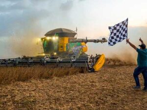 Agricultor do oeste da Bahia bate recorde de colheita de soja no Brasil