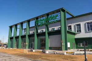 Schneider Electric investe mais €44 milhões em sua fábrica inteligente de Dunavecse, na Hungria