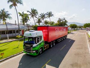 Solar Coca-Cola incorpora primeiro caminhão 100% a gás à operação da empresa