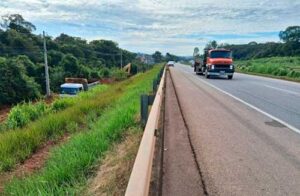 Com várias frentes de serviço na rodovia, Way-262 inicia trabalhos emergenciais