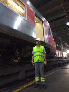 Dia do Ferroviário: técnico de atendimento da ViaMobilidade passa paixão pelos trilhos para os filhos
