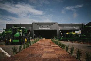 Gigante S7 e realidade virtual impressionam visitantes na Parecis SuperAgro