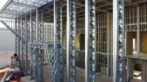 Construção em aço é protagonista na concepção de loja futurista em Ponta Grossa