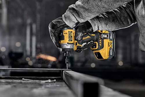 No ENICS, DEWALT apresenta ferramentas a bateria de altíssima performance e inovações para o segmento de drywall