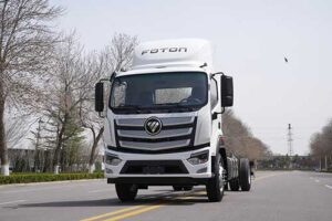 Modelo alia força, eficiência e tecnologia para atender o transporte de cargas urbano e rodoviário no País Equipado com motor Cummins e transmissão ZF, caminhão oferece alto desempenho e robustez Auman D 1722 será montado na nova linha da Foton em Caxias do Sul (RS)