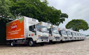 JBS multiplica por 7 frota de caminhões elétricos e evita emissão de 5,2 mil toneladas de CO₂