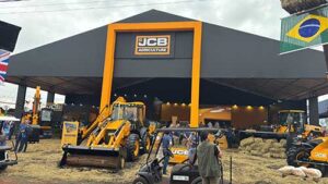 Agência Joia cria espaço com experiência imersiva para JCB na Agrishow 2025