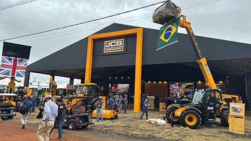 Agência Joia cria espaço com experiência imersiva para JCB na Agrishow 2025