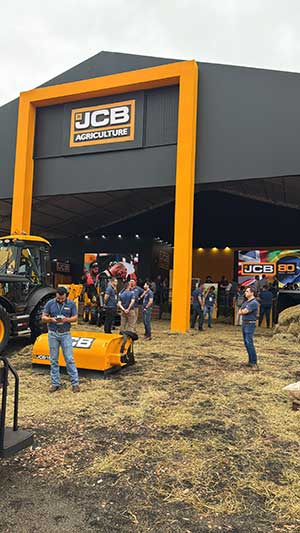 Agência Joia cria espaço com experiência imersiva para JCB na Agrishow 2025