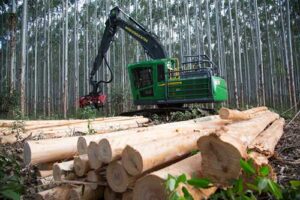 John Deere usa soluções offline para superar desafios de conectividade em áreas florestais