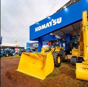 Komatsu lança carregadeira versátil na Agrishow e reforça conexão com o produtor rural