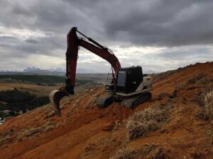 A importância da escolha certa da escavadeira para terrenos íngremes