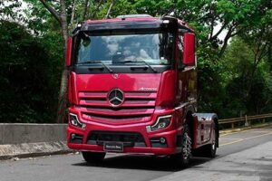 Mercedes-Benz oferece test-drive do Actros Evolution para motoristas de caminhão em Paranaguá