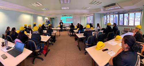 Projeto no Sul do país forma mulheres para operar máquinas pesadas