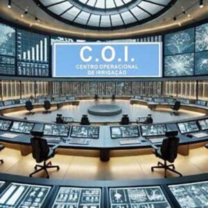 Desde a descoberta da agricultura pelas civilizações antigas, a irrigação sempre fez parte desse sistema como um insumo essencial para a obtenção de alimentos. Com o passar dos anos e à medida que os avanços tecnológicos foram surgindo, a agricultura, bem como a irrigação, passou por uma série de evoluções, aprimorando ainda mais a maneira e a eficácia da produção para atender ao aumento da demanda de uma população crescente. A irrigação teve origem nas várzeas dos grandes rios, onde os cultivos eram irrigados de maneira ineficiente, pois não havia técnicas de manejo. Hoje, contamos com técnicas avançadas de irrigação, monitoramentos precisos e até o uso da inteligência artificial (IA). Conhecida como a Era da Irrigação Digital, essa nova fase da agricultura se caracteriza pelo uso de sensores em campo e nos equipamentos de irrigação com conexão remota. Esses sensores enviam as informações coletadas para uma central, onde ocorre o recebimento, processamento e a disseminação dos dados em tempo real ao tomador de decisão, seja o gerente da área ou até mesmo robôs. Atualmente, é cada vez mais comum encontrarmos nas usinas os C.O.I.s – Centros Operacionais de Irrigação. Esses ambientes possuem vários monitores que exibem, em tempo real, o funcionamento dos equipamentos de irrigação e a umidade do solo em diferentes áreas irrigadas.